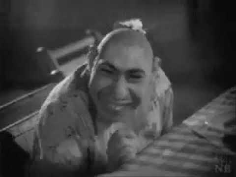 Eine Junge Lacht komisch und witzig