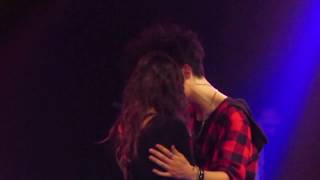 THOMAS CON UNA FAN HAI DELLE ISOLE NEGLI OCCHI TORINO MARZO 2018