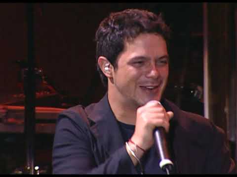 Alejandro Sanz cantando Corazón Partío ante un estadio Vicente Calderón repleto en 2001