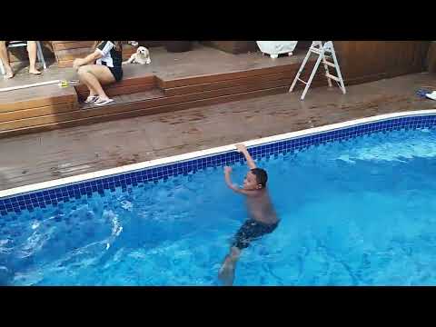 MEU FILHO JUNINHO TENTANDO APRENDER A NADAR NA PISCINA (PARTE 1)
