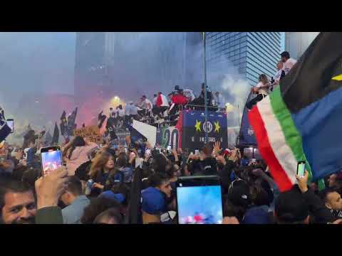 I festeggiamenti per la seconda stella dell’Inter davanti alla sede milanese