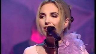 Saint Etienne - Who Do You Think You Are ? - live on TOTP 1993