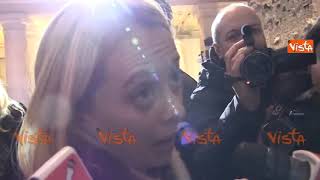 Giorgia Meloni risponde in inglese (quasi perfetto) al giornalista straniero