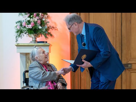 Verleihung des Verdienstordens der Bundesrepublik Deutschland an Simone Liebster (4K, Untertitel)