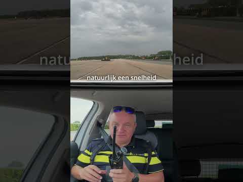Wouter knalt met 60 km/u over een drempel in een politieauto
