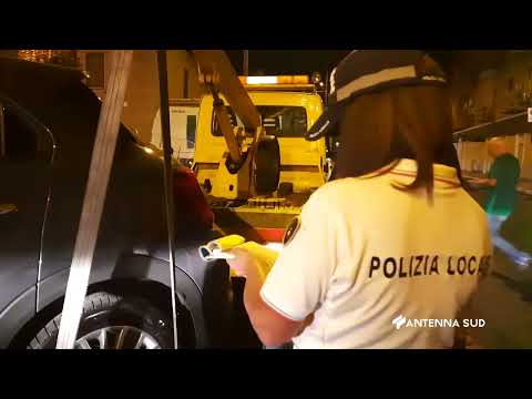 01 Settembre 2022   Taranto   veicoli parcheggiati ostacolano lo spazzolamento