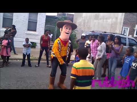 Woody dançando ao som de me diga então