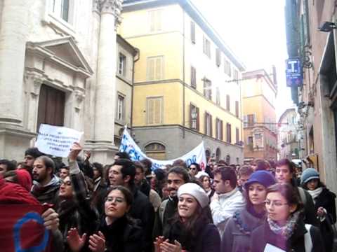 Corteo 29/11 Siena in rivolta - Il corteo in delirio danzante per le vie senesi