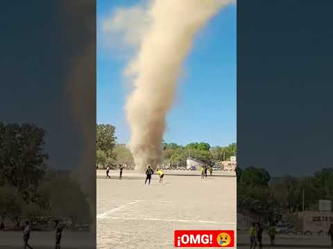 ¡TORNADO SE LLEVA GENTE Y AUTOS!...😢 #humor #viral #tornado#fypシ#funny#foryou#funnyshorts