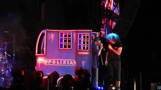 La rivoluzione del sessintutto - L&#39;uomo che premette - CapaRezza Live