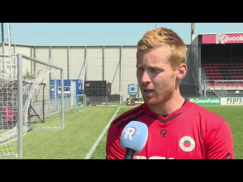 Mike van Duinen in gesprek met verslaggever Bart Nolles