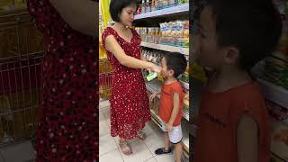 Shopping with mom - Cách ăn đồ siêu thị miễn phí và cái kết#shorts Shopping with mom - Cách ăn đồ siêu thị miễn phí và cái kết#shorts