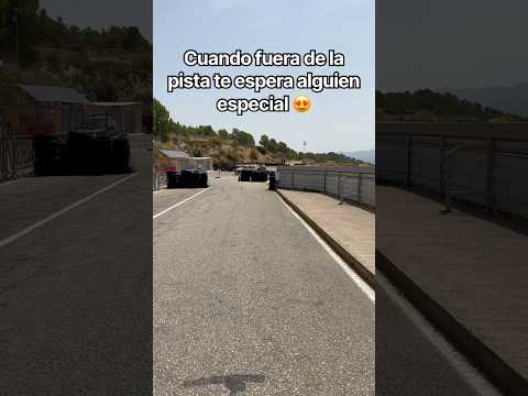 CUANDO FUERA DE LA PISTA TE ESPERA ALGUIEN ESPECIAL 😍❤️ #youtubeshorts #love #viralvideos #piloto