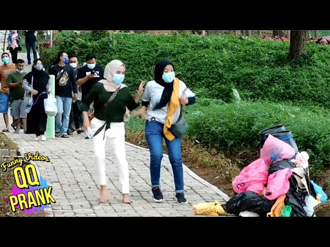 scare-prank-very-funny-garbage-man-prank