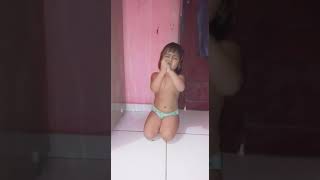 preview picture of video 'Criança de dois anos orando pela familia!! '