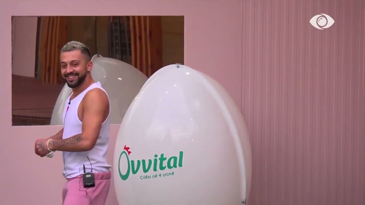 Danja, Egli dhe Gjesti luajnë me njëri-tjetrin në oborr