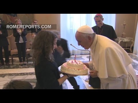 Un grupo de niños canta “cumpleaños feliz” al Papa en español