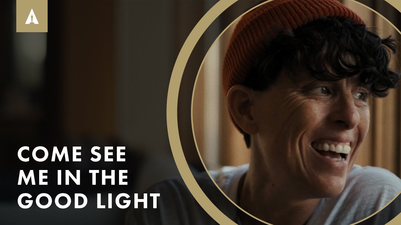 Miniature de la vidéo Director Ryan White Captured Poet Andrea Gibson's Cancer Journey in 'Come See Me in the Good Light' du film Espoir et bonheur : l’histoire d’Andrea et Megan