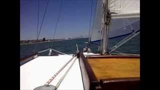 preview picture of video 'Sailing OPALA - entering Tagus river from Cascais'