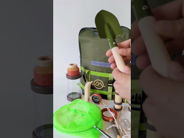 Vídeo relacionado con MUOIVG Kit de Exploración para Niños 27 en 1, Juego de Explorador para Niños, prismáticos, Silbato, Brújula, Lupa, 12 Arañas Plasticas, Aire Libre Juguetes, Regalo de Cumpleaños 3-12 años