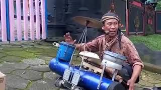 Download lagu Pengamen parikan jawa timuran ...goyang losss mp3 Download lagu Pengamen parikan jawa timuran ...goyang losss mp3