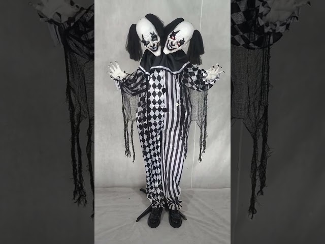 Vídeo relacionado con JOYIN Decoración Animatrónica de Payaso Sentado de Halloween de 152 cm con Ojos Brillantes, Sonido Aterrador, Brazos y Cabeza móviles (activados por Sonido y luz) para Casa embrujada