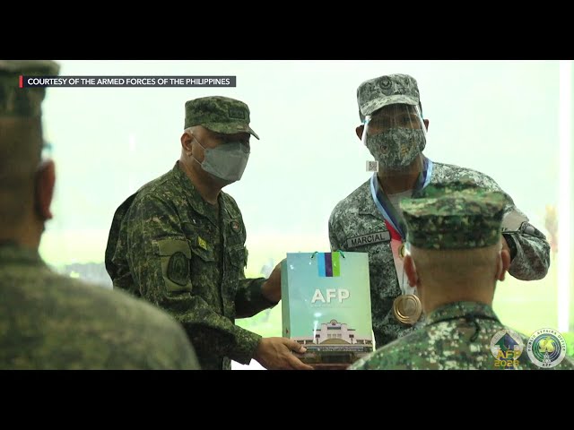 AFP memberikan penghargaan militer kepada Hidilyn Diaz, Eumir Marcial