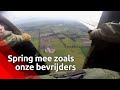 Bekijk hier hoe deze parachutisten boven Eerde uit het vliegtuig sprongen