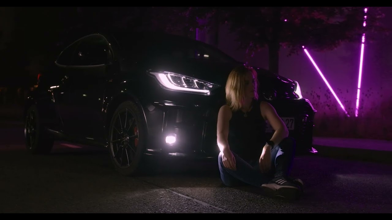Yaris GR im Neonlicht