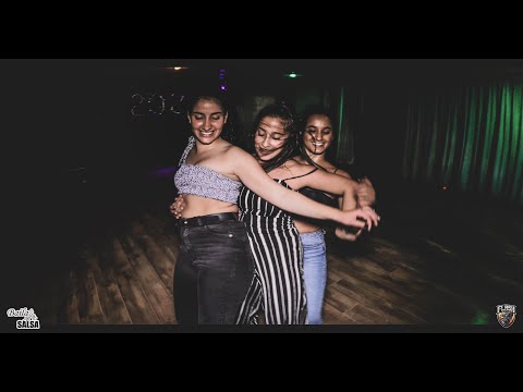 3 Girls Bachata @ Social Sensual bachata dance [Quitémonos La Ropa]