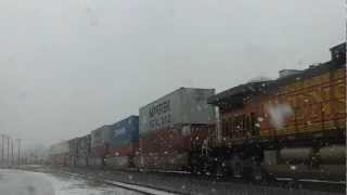 preview picture of video 'BNSF 6827 East, In The Falling Snow, At Hinckley, IL'