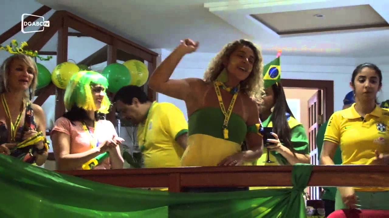 Aniversário e jogo do Brasil: composição perfeita; veja vídeo