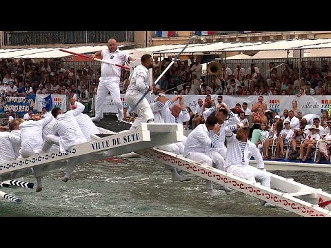 Wasserstecher kämpfen auf dem Royal Canal von Sète beim 300 Jahre alten Festival