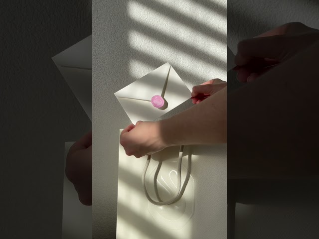 Vídeo relacionado con Swarovski Bolígrafo Crystal Shimmer para Mujer, Tinta Negra con Cristales Rosa y Baño en Tono Oro Rosa, de la Colección Crystal Shimmer de Swarovski