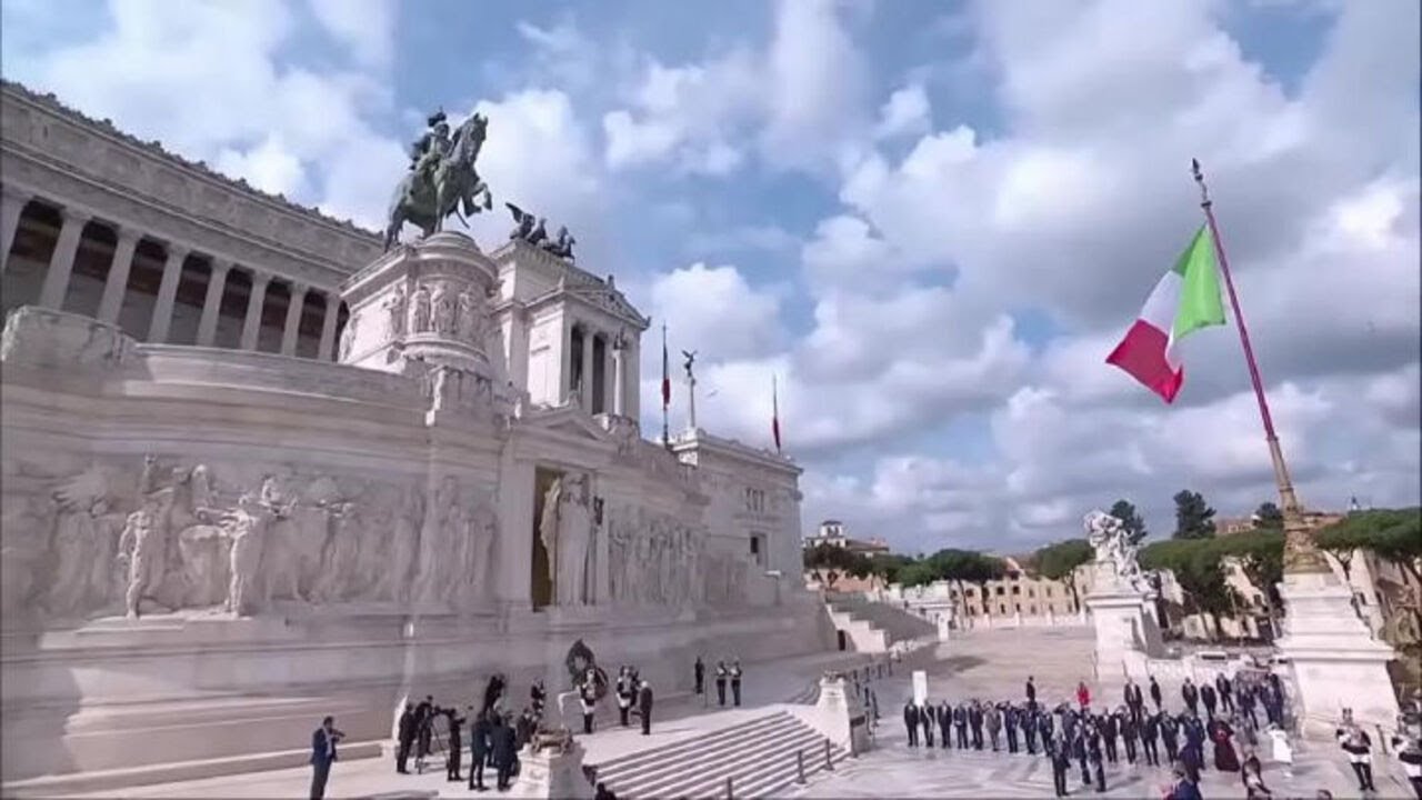 Il passaggio delle Frecce Tricolori sopra l'Altare della Patria per la Festa della Repubblica
