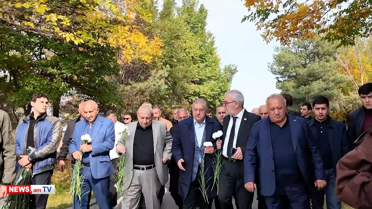 Սասուն Միքայելյանը, Անդրանիկ Քոչարյանը և Գագիկ Ջհանգիրյանը միասին այցելեցին Վազգեն Սարգսյանի շիրիմին