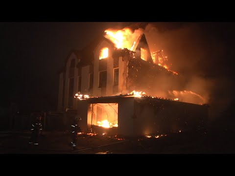 Дорогой коттедж сгорел в Екб