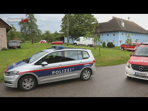 Person bei Abbrucharbeiten auf Bauernhof in Bad Wimsbach-Neydharting unter Mauerteil eingeklemmt