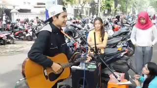 Download lagu ASAL KAU BAHAGIA| PENGAMEN GANTENG DI DEPAN CEWEK-CEWEK CANTIK mp3