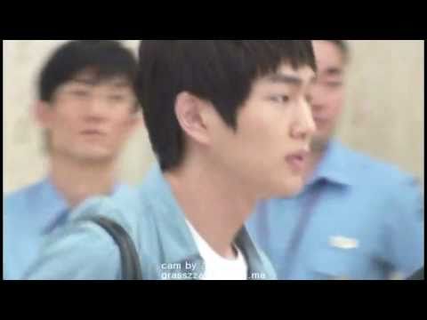Onew in airport 110604