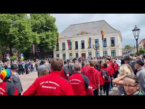 Schützenfest Esens 2022 - Aufmarsch Spielmannszug  Negenmeerten, Schützenverein Dornum u.a.
