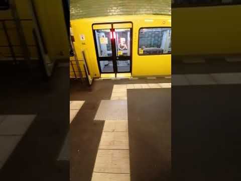 U Bahn Berlin Linie U5 IK Zug Samariterstraße Berlin Friedrichshain (4)