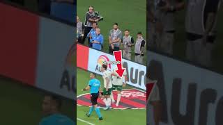 PAULINHO PISOU NO ESCUDO DO FLAMENGO!