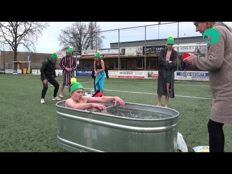 Met VV Nijnsel Nieuwjaarsduik in ijsbad op het veld