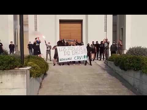 Skupina maskiranih mladića podržava don Jozu Delaša i vrijeđa novinare