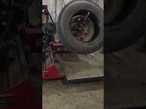 Amateur using Ag52 installation of semi tire