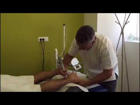 Il mal di schiena e le gambe intorpidite Articolazioni scricchiolanti e trattamento