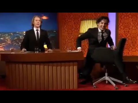 Ylvis - Vegard gets stuck in his chair - IKMY 05.11.2013 (Eng subs)