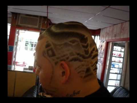 ALEX FATT HACIENDO DISENO Y RECORTANDO PAL HAIR SHOW 2009 EN WORCESTER MASS