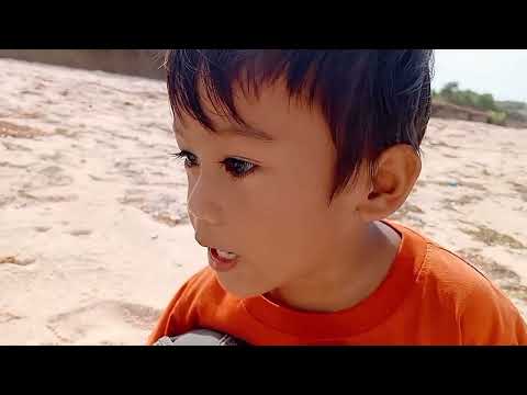 Gibran gifari main di pantai